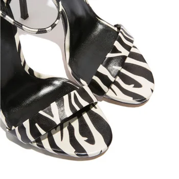 Sieviešu kurpes 2021. gada pavasarī un vasarā jaunu līniju zebra modelis vīna kauss plānas augsta papēža sprādzes puse, universāls, sandales
